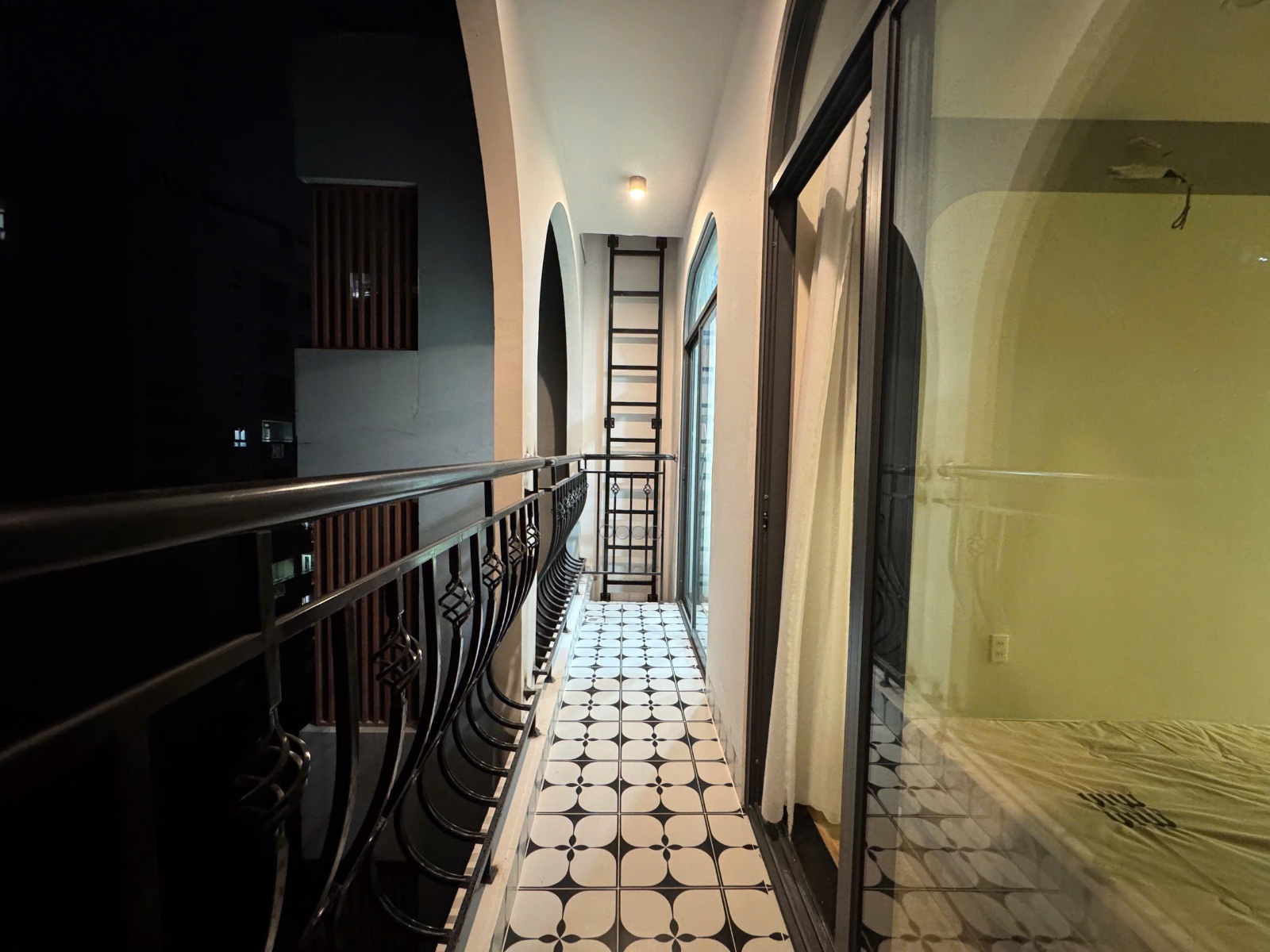 Phòng trọ ban công rộng 28m2, Nguyễn Kiệm
